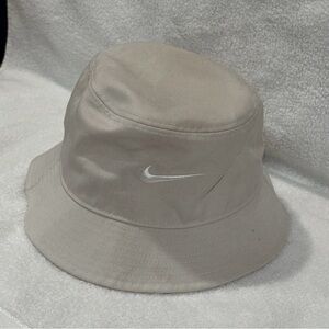 Nike Apex Bucket Hat in Cream